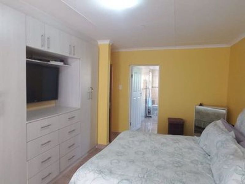3 Bedroom House in Have Hills, East London - Photo 8