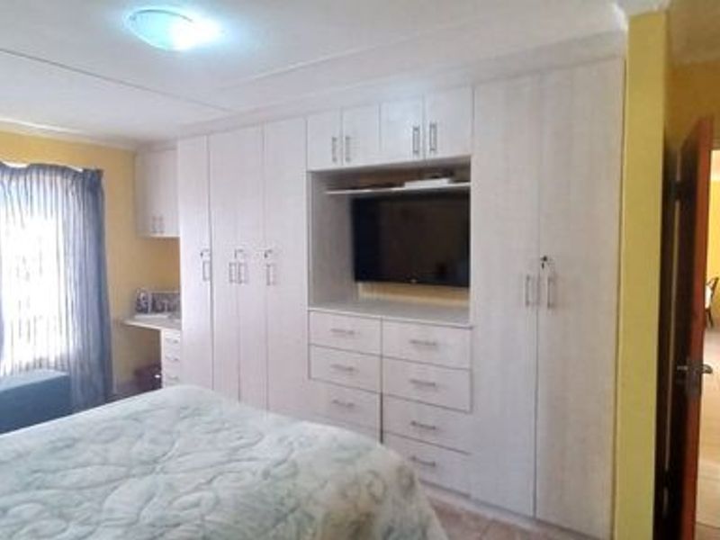 3 Bedroom House in Have Hills, East London - Photo 7