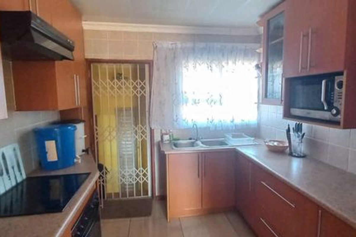 3 Bedroom House in Have Hills, East London - Photo 3