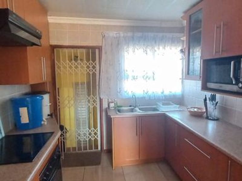 3 Bedroom House in Have Hills, East London - Photo 3