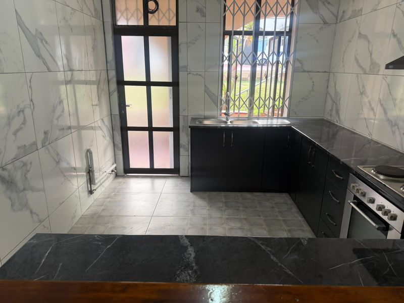 2 Beds 2 Baths  Essenwood - Photo 2