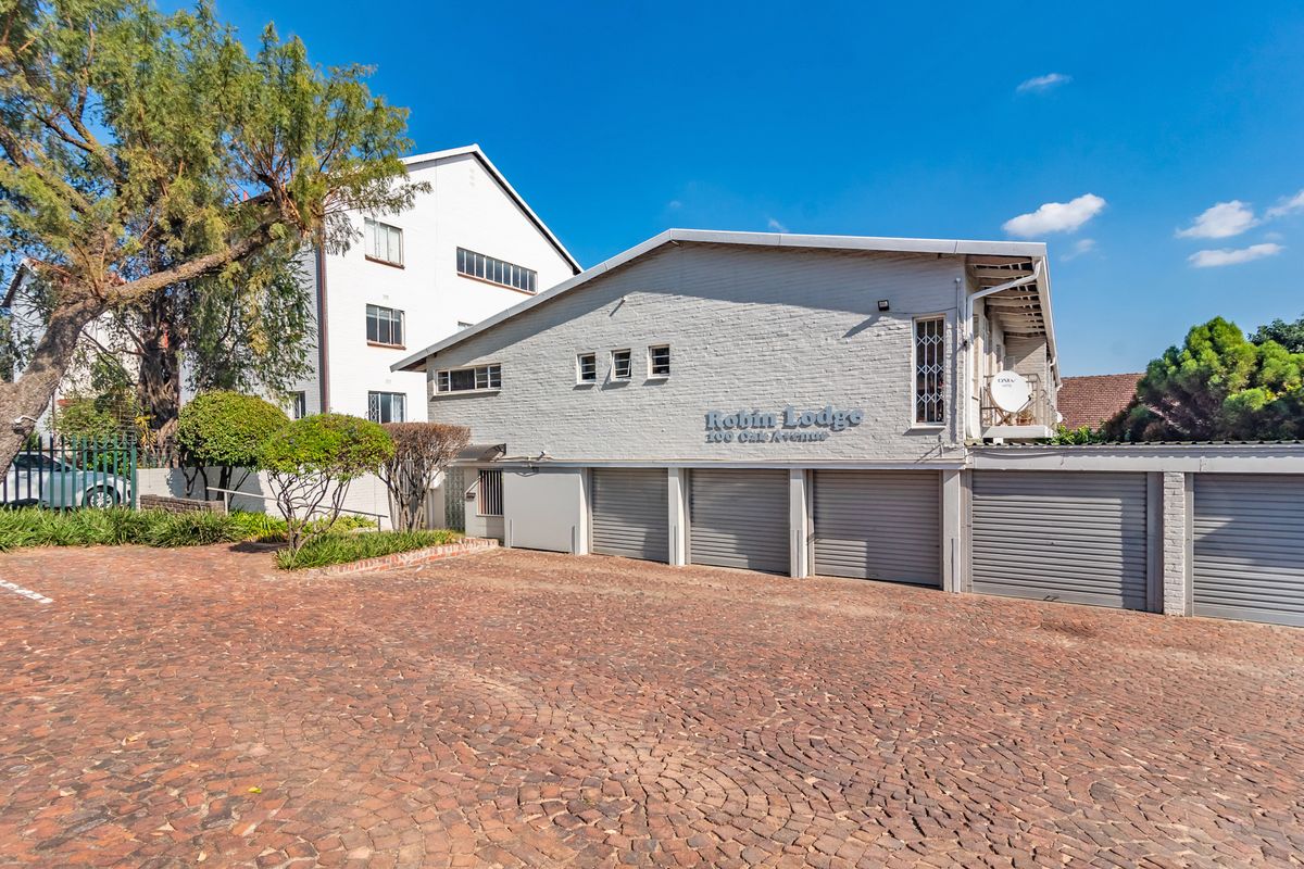 Spacious 3-Bedroom Duplex with Private Garden in Robindale - Photo 4