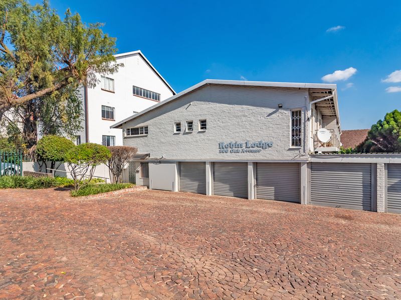 Spacious 3-Bedroom Duplex with Private Garden in Robindale - Photo 4