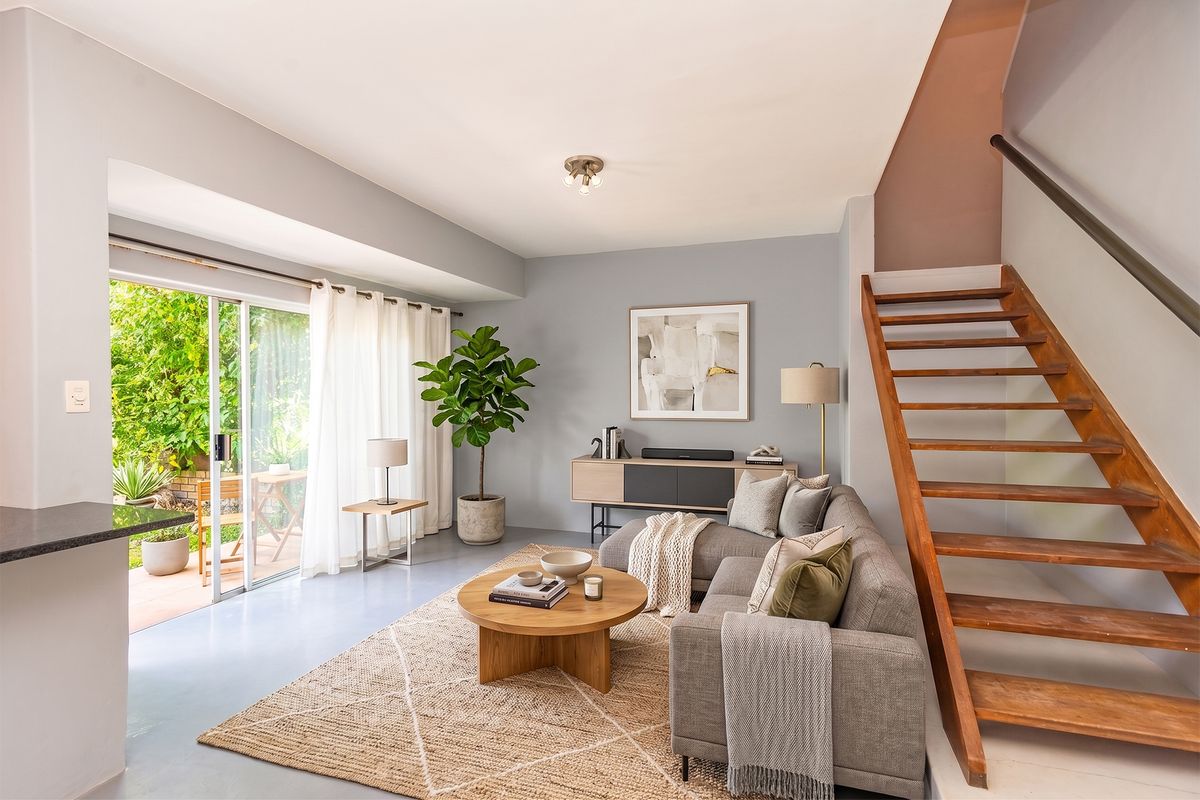 Spacious 3-Bedroom Duplex with Private Garden in Robindale - Photo 2