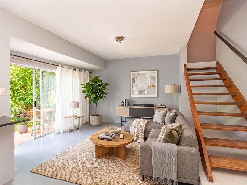 Spacious 3-Bedroom Duplex with Private Garden in Robindale - Photo 2