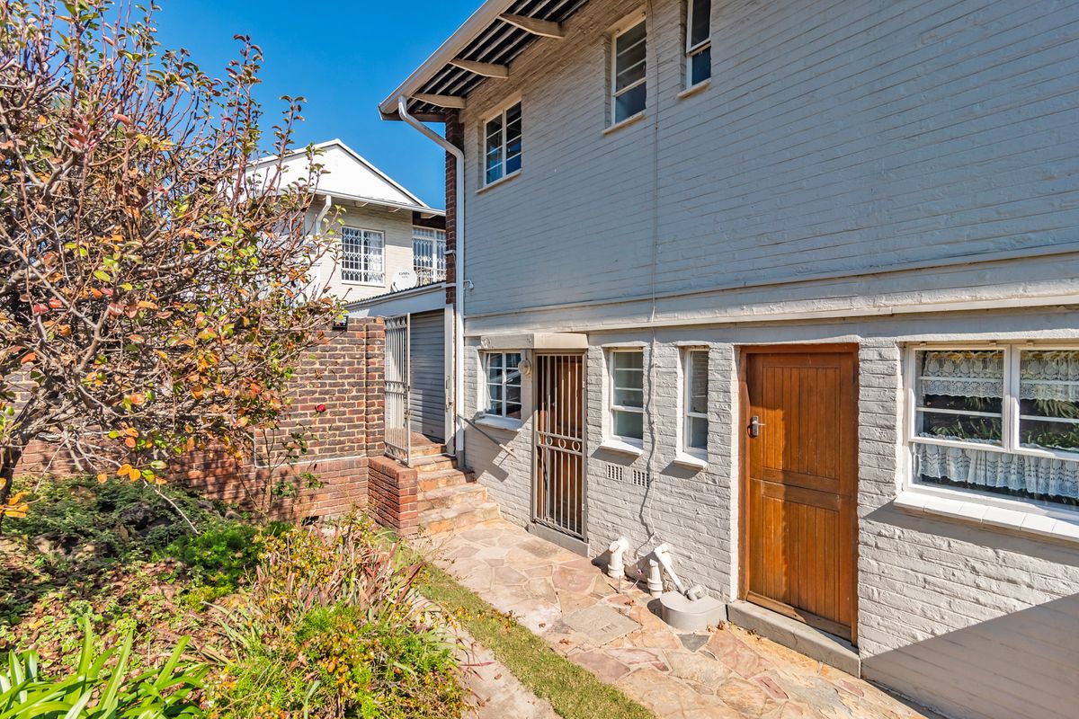 Spacious 3-Bedroom Duplex with Private Garden in Robindale - Photo 5