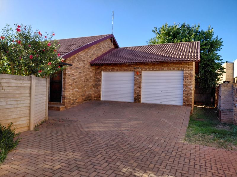 Private face-brick townhouse, Doringkruin, Klerksdorp - Photo 3