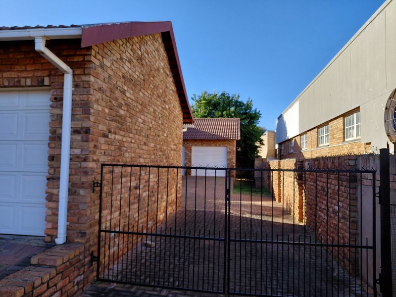 Private face-brick townhouse, Doringkruin, Klerksdorp - Photo 2