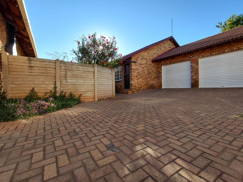 Private face-brick townhouse, Doringkruin, Klerksdorp - Photo 1