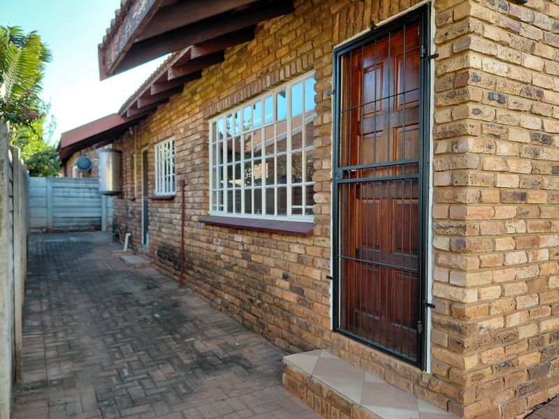 Private face-brick townhouse, Doringkruin, Klerksdorp - Photo 6