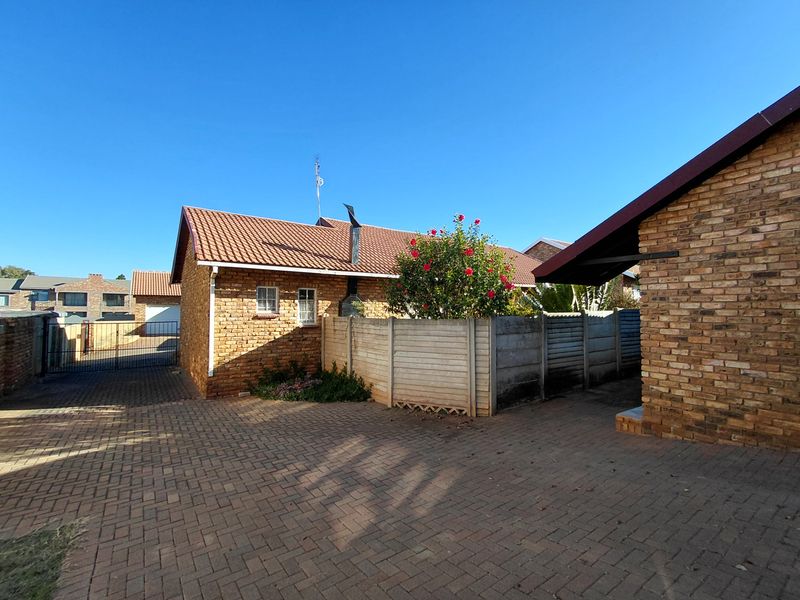 Private face-brick townhouse, Doringkruin, Klerksdorp - Photo 5