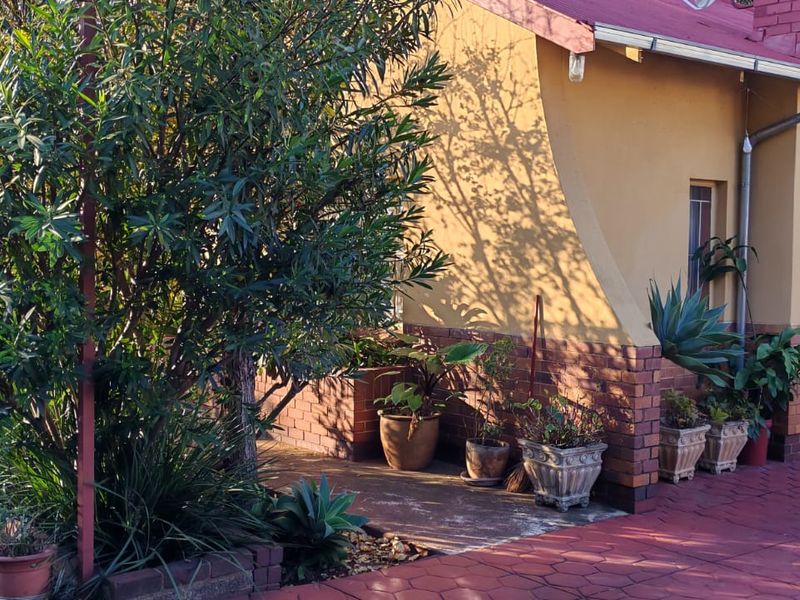 3 Bedroom home plus flat possibility - Photo 2