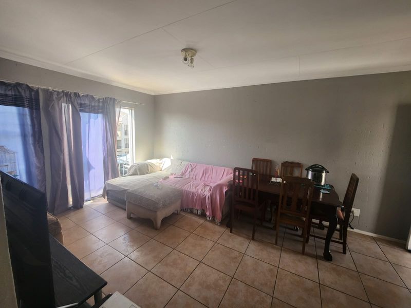 Comfortable 2-Bedroom Home with Open-Plan Living Area - Photo 8