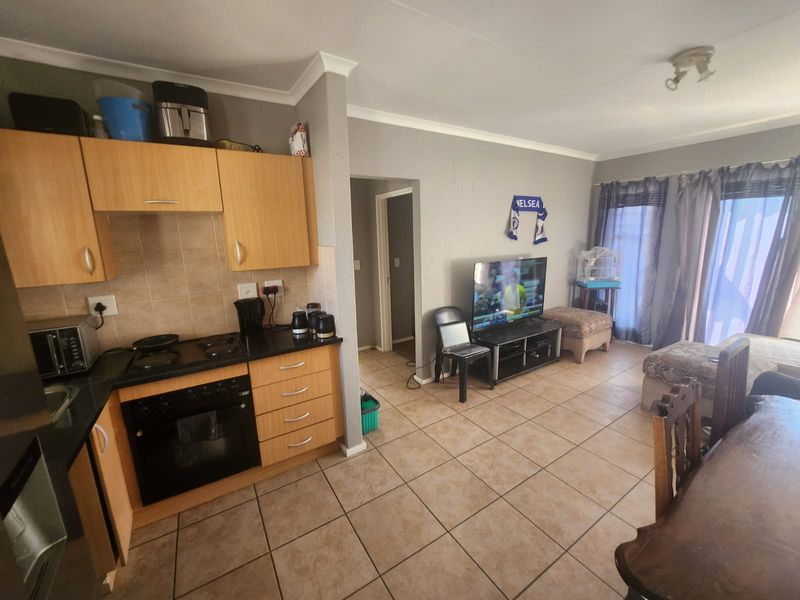 Comfortable 2-Bedroom Home with Open-Plan Living Area - Photo 6
