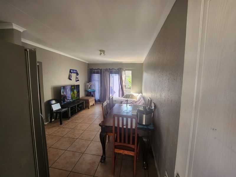 Comfortable 2-Bedroom Home with Open-Plan Living Area - Photo 4