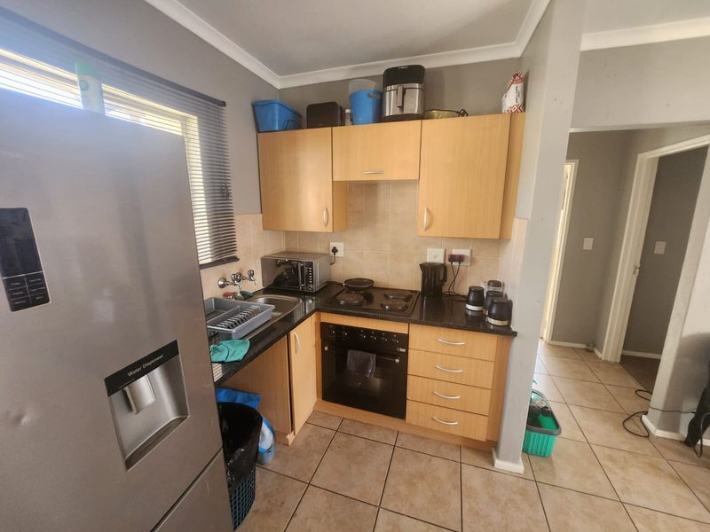 Comfortable 2-Bedroom Home with Open-Plan Living Area - Photo 5