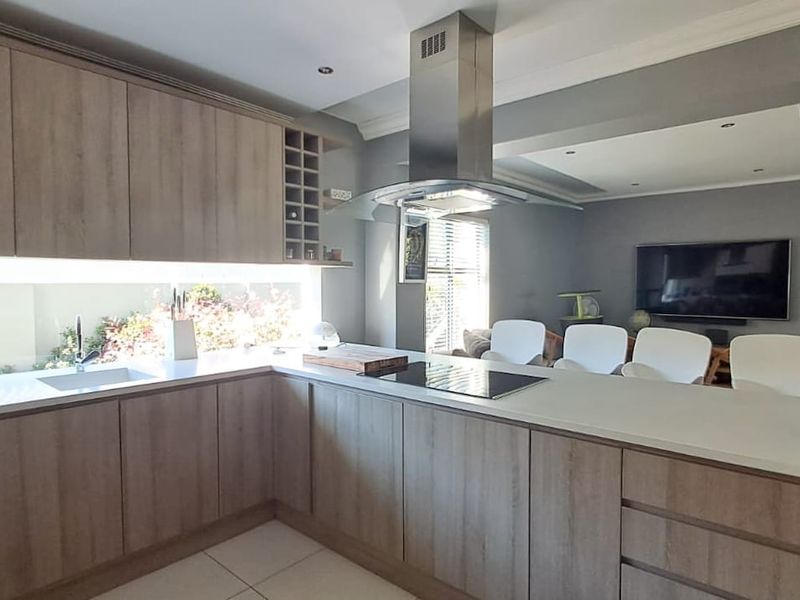 4 Bedroom Luxury Family Home in the Prestigious Avalon Estate ! - Photo 10