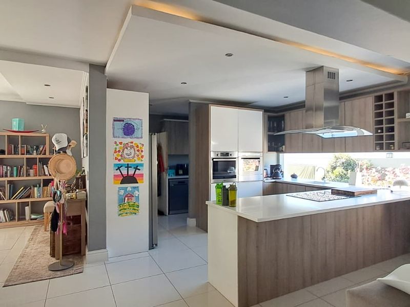 4 Bedroom Luxury Family Home in the Prestigious Avalon Estate ! - Photo 7