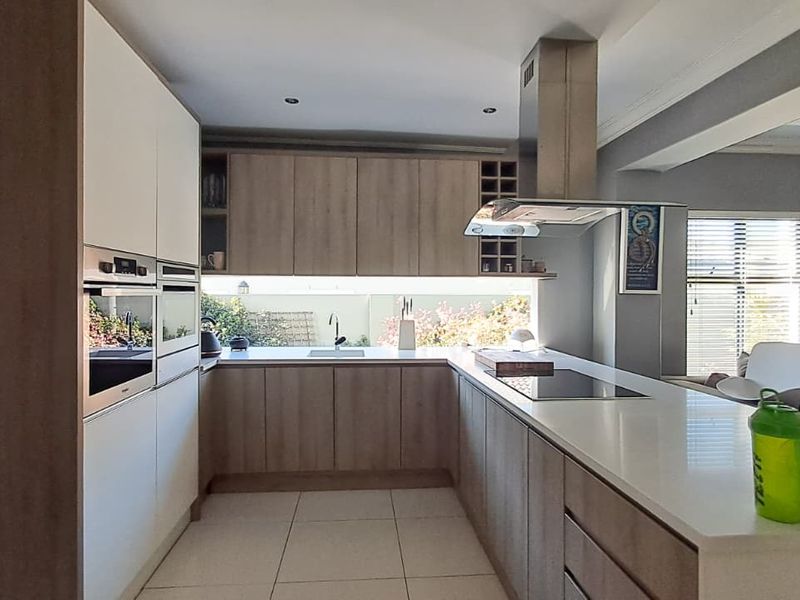 4 Bedroom Luxury Family Home in the Prestigious Avalon Estate ! - Photo 8
