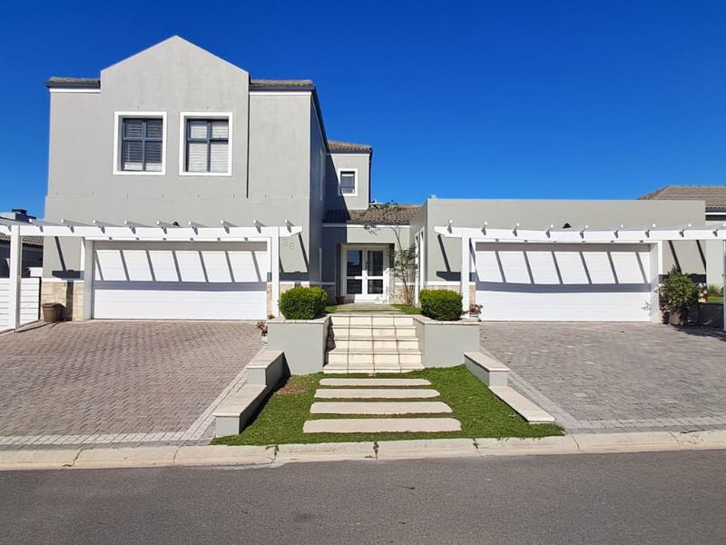 4 Bedroom Luxury Family Home in the Prestigious Avalon Estate ! - Photo 1