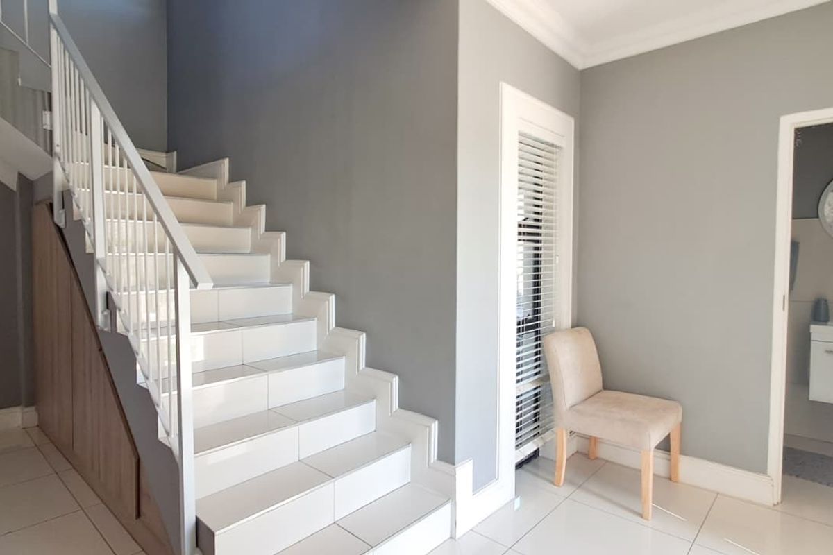 4 Bedroom Luxury Family Home in the Prestigious Avalon Estate ! - Photo 2
