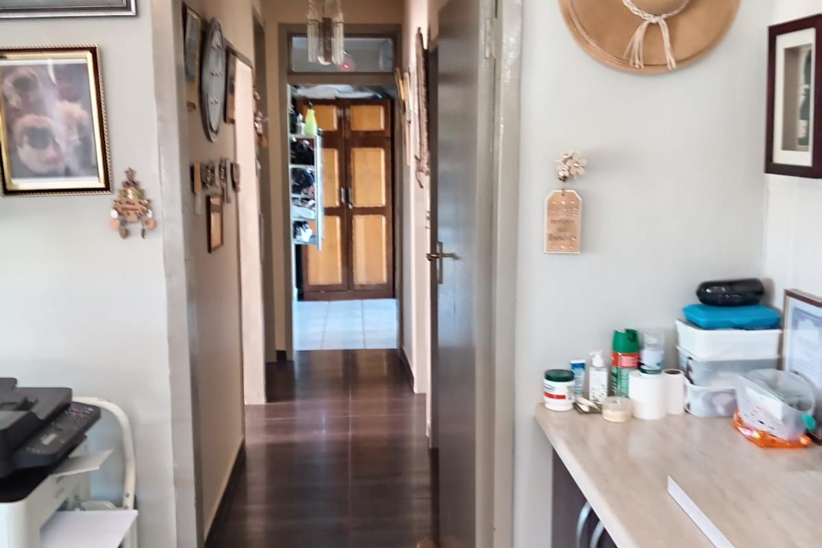 Charming 3-bedroom house in Barry Hertzog Park, Newcastle—perfect for families or investors! Don't - Photo 5