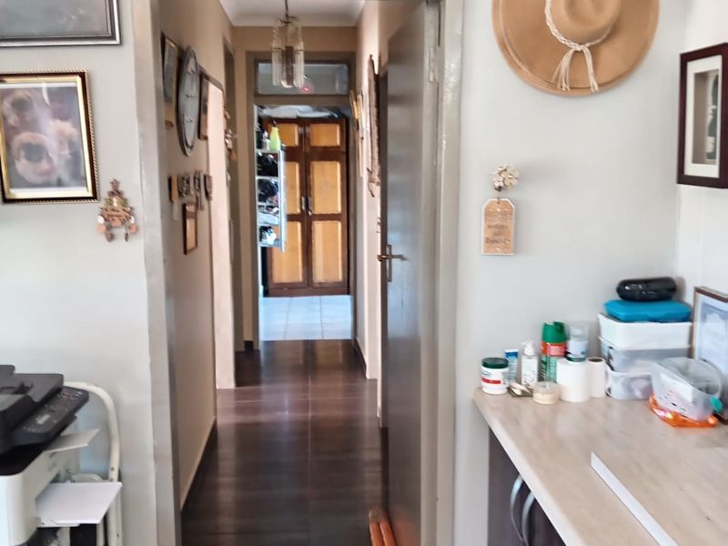 Charming 3-bedroom house in Barry Hertzog Park, Newcastle—perfect for families or investors! Don't - Photo 5