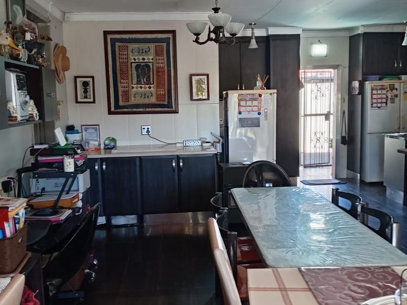 Charming 3-bedroom house in Barry Hertzog Park, Newcastle—perfect for families or investors! Don't - Photo 9