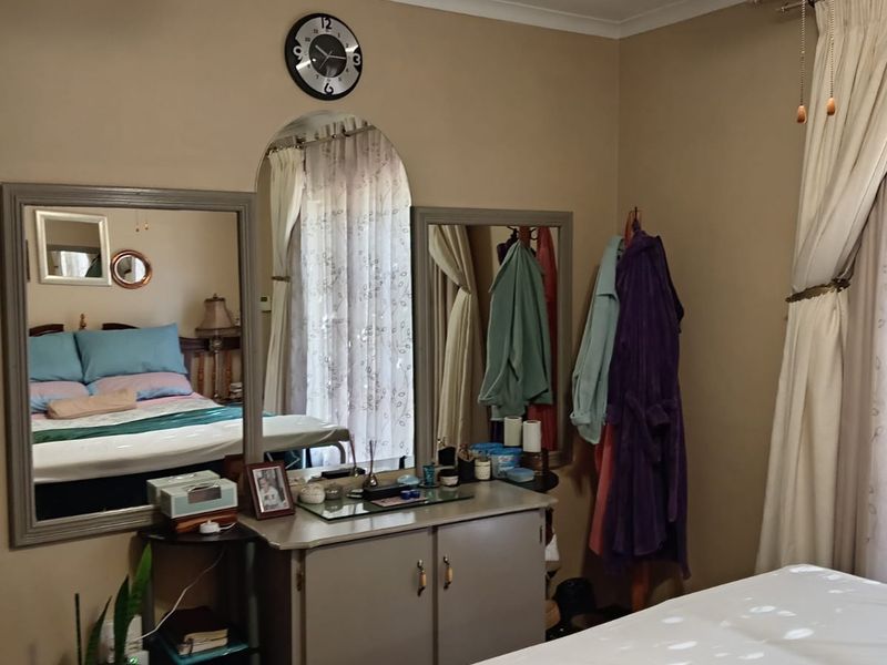 Charming 3-bedroom house in Barry Hertzog Park, Newcastle—perfect for families or investors! Don't - Photo 3