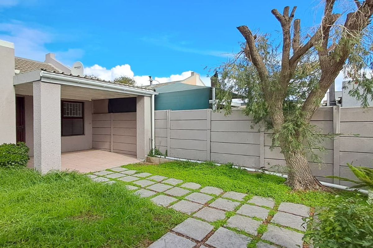 Cozy, Pet-Friendly, Two Bedroom Townhouse in quiet Cul-de-Sac! - Photo 3