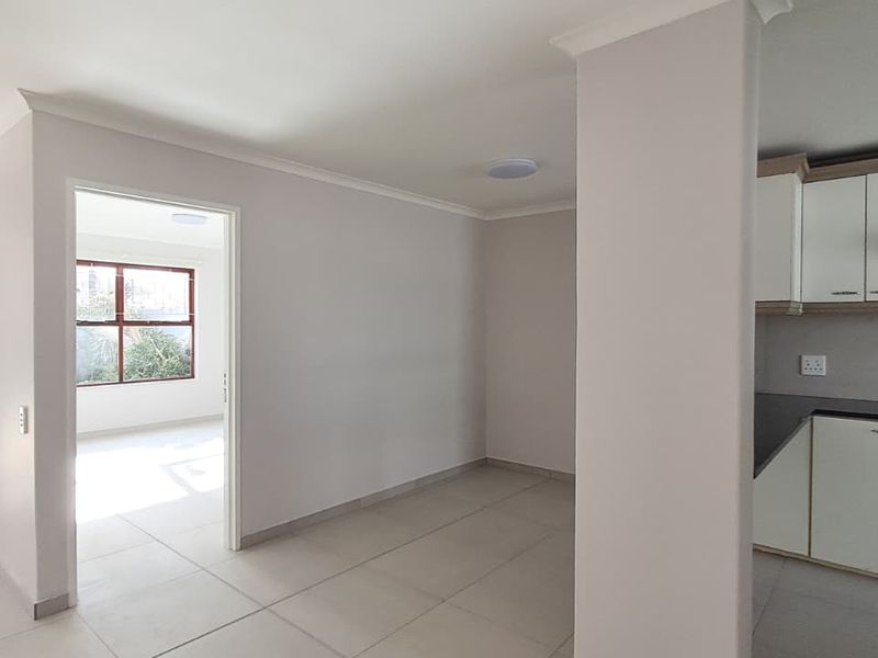 Cozy, Pet-Friendly, Two Bedroom Townhouse in quiet Cul-de-Sac! - Photo 10