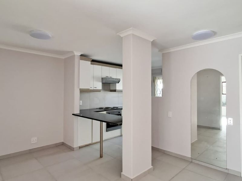 Cozy, Pet-Friendly, Two Bedroom Townhouse in quiet Cul-de-Sac! - Photo 9