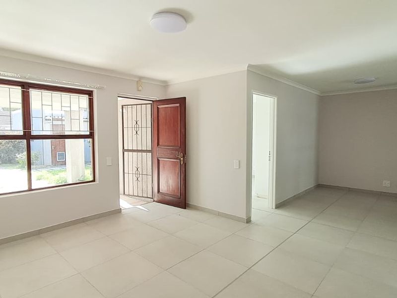 Cozy, Pet-Friendly, Two Bedroom Townhouse in quiet Cul-de-Sac! - Photo 8
