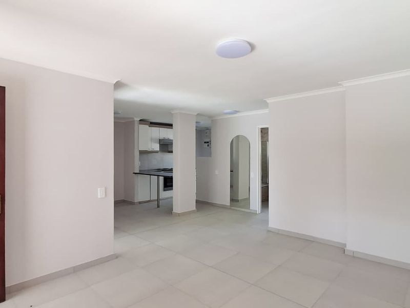 Cozy, Pet-Friendly, Two Bedroom Townhouse in quiet Cul-de-Sac! - Photo 7