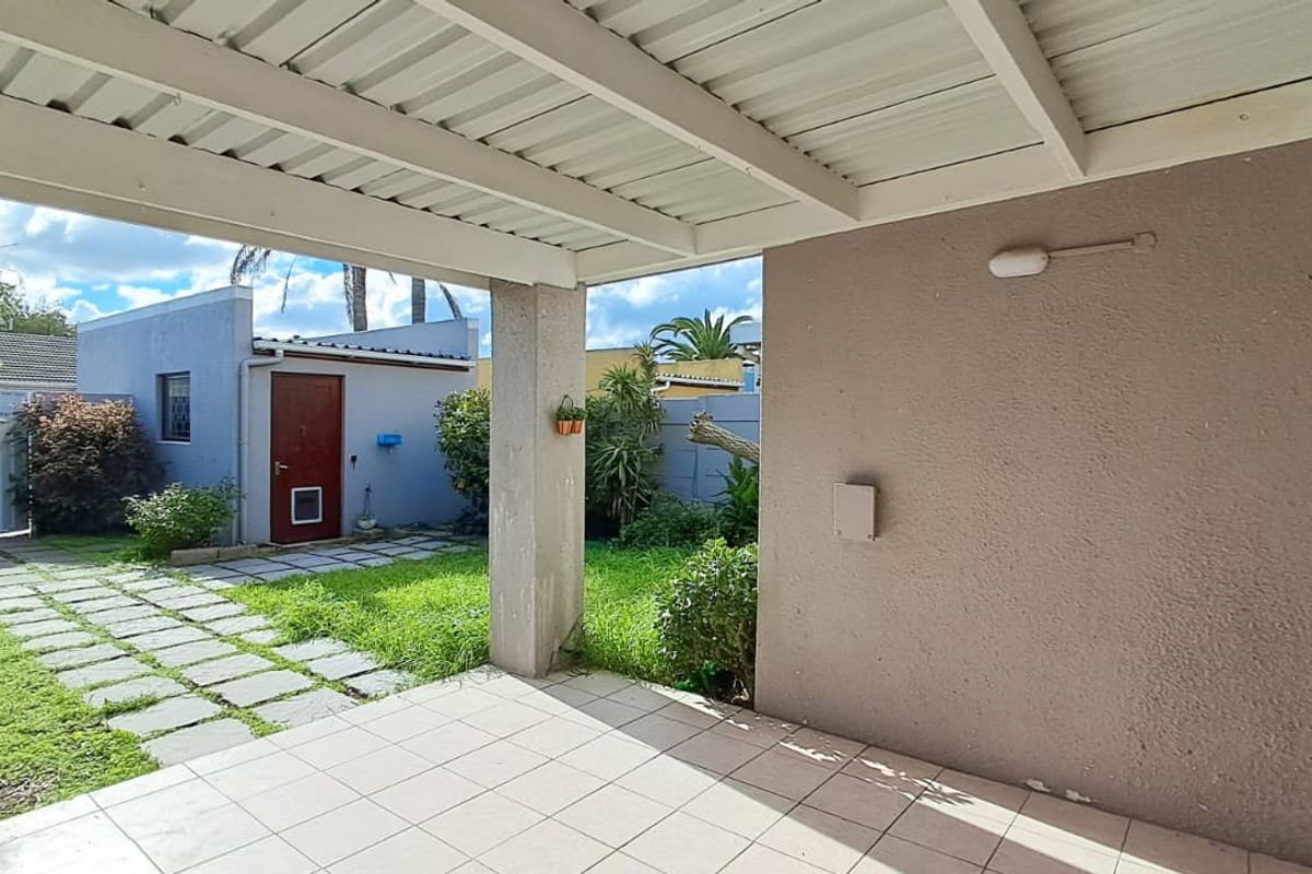 Cozy, Pet-Friendly, Two Bedroom Townhouse in quiet Cul-de-Sac! - Photo 5