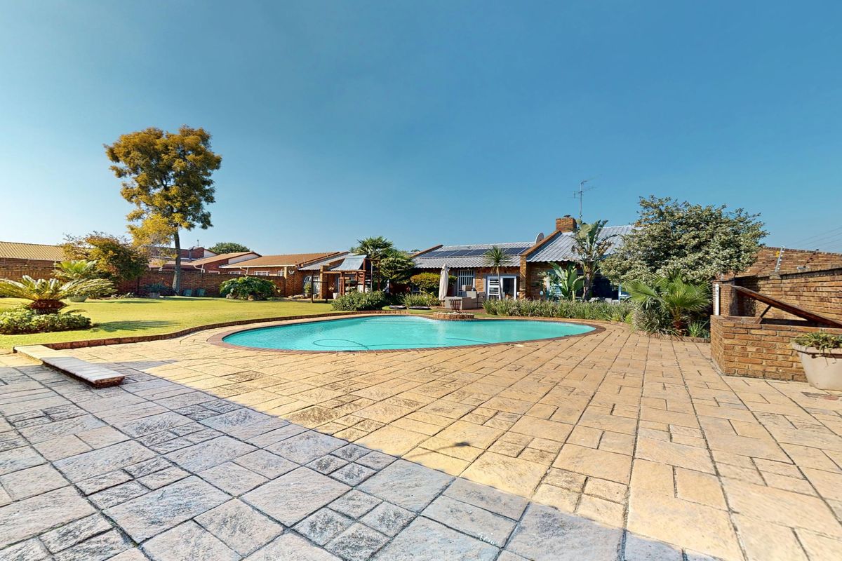 Fully Renovated Family Entertainer with Solar, Studio and Stunning Garden - Photo 2