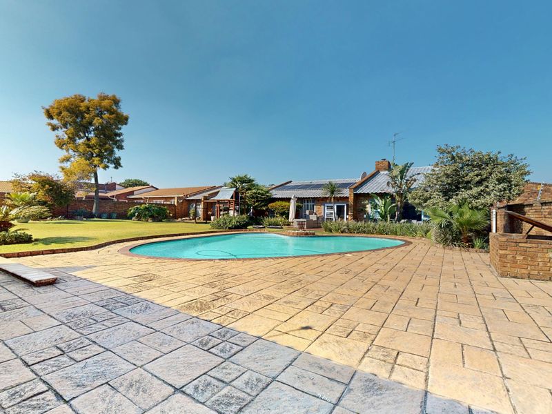 Fully Renovated Family Entertainer with Solar, Studio and Stunning Garden - Photo 2