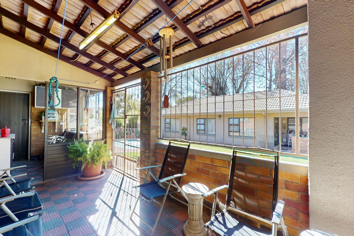 Family Living with Added Value in Jansen Park - Photo 2