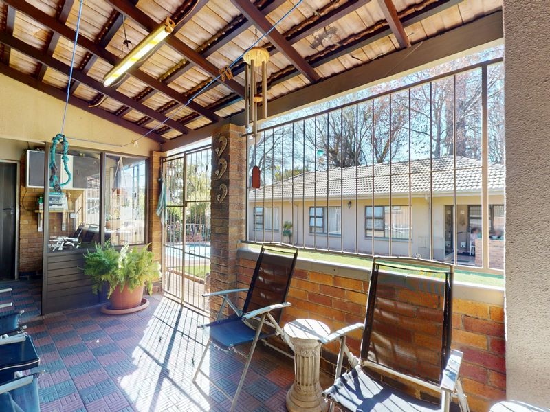 Family Living with Added Value in Jansen Park - Photo 2