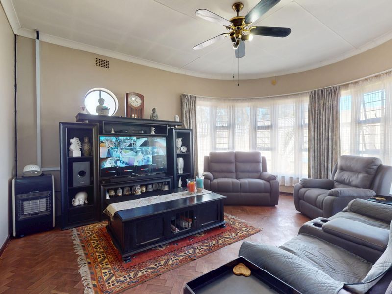 Family Living with Added Value in Jansen Park - Photo 3