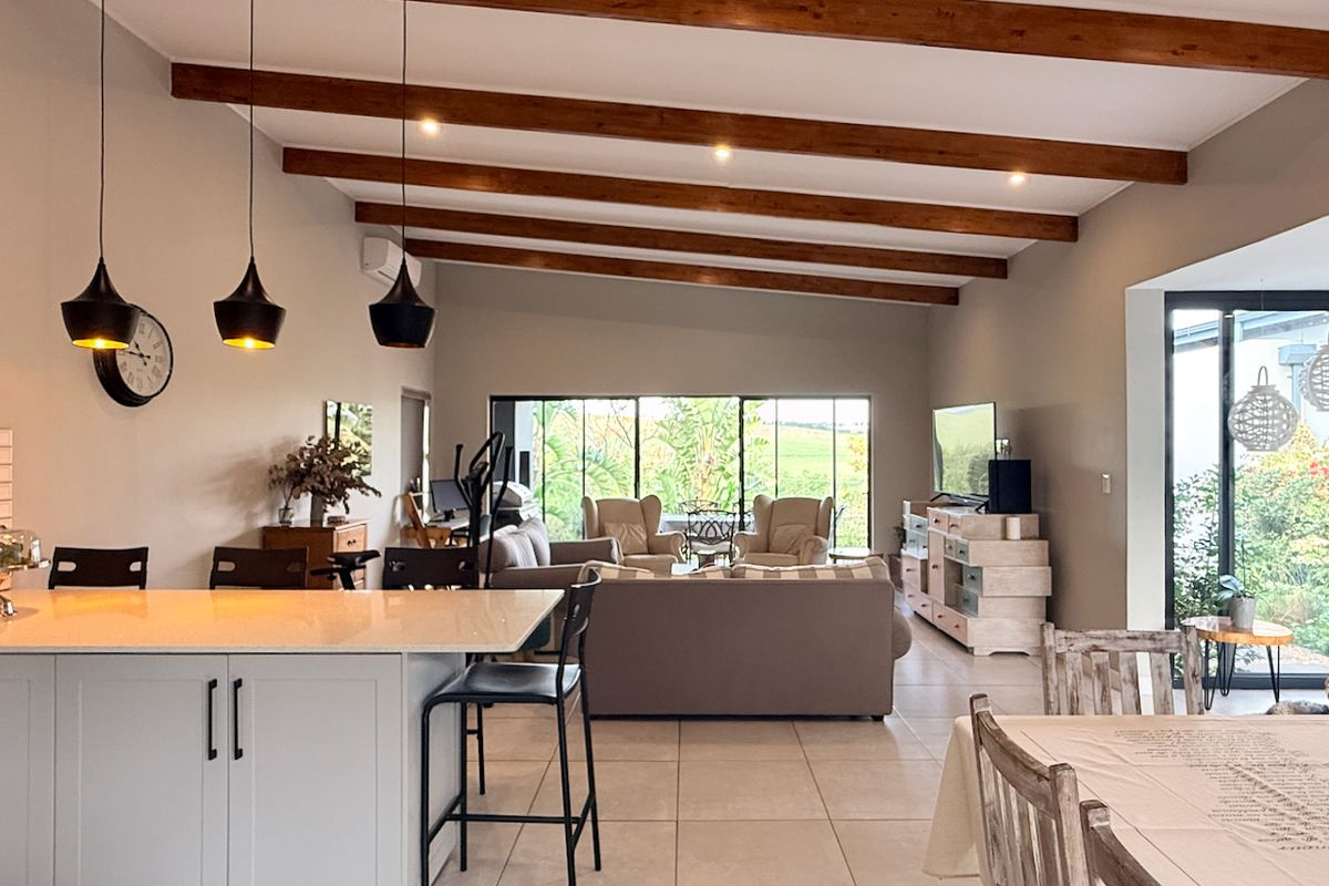 Charming Single Level Family Home in Palm Lakes Estate - Photo 4