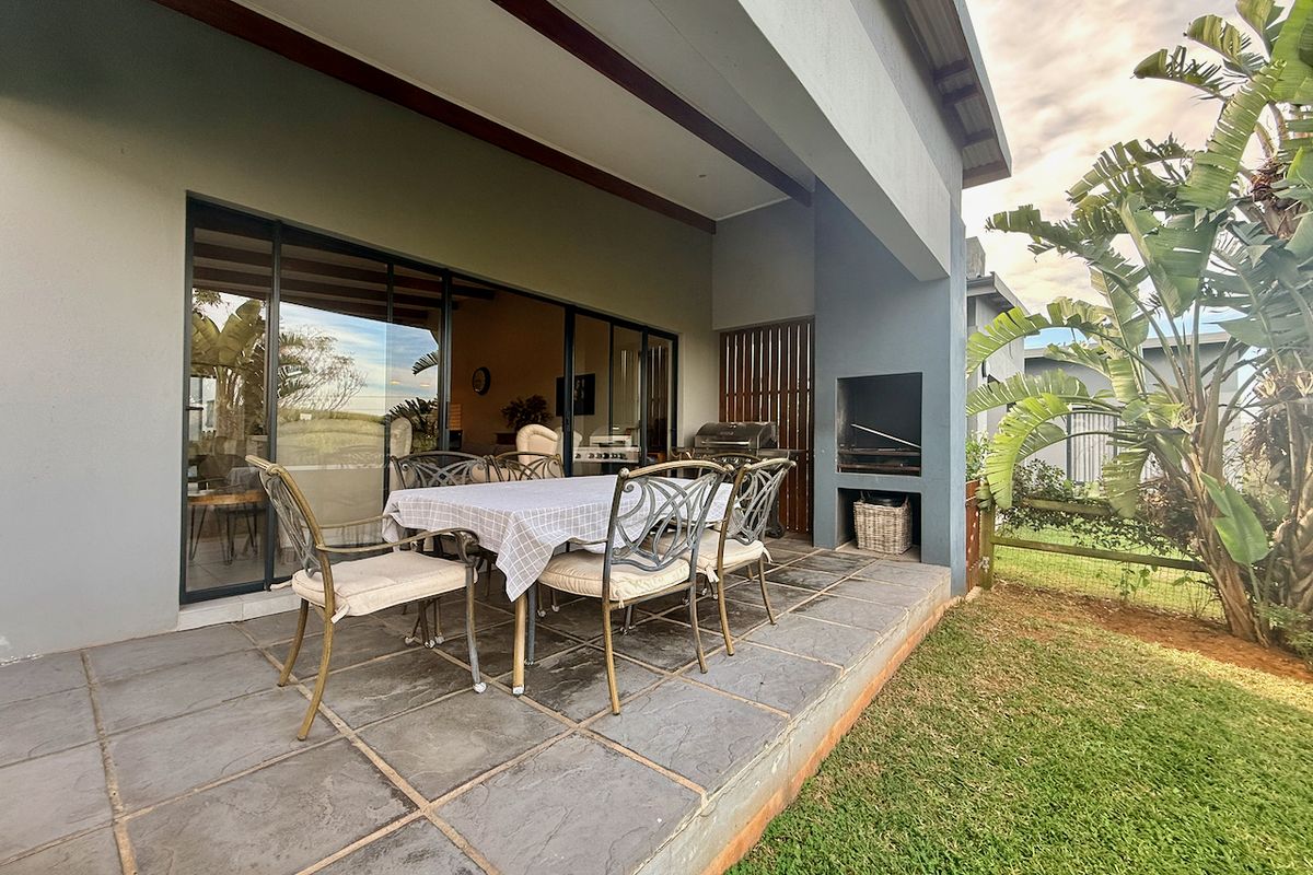 Charming Single Level Family Home in Palm Lakes Estate - Photo 2