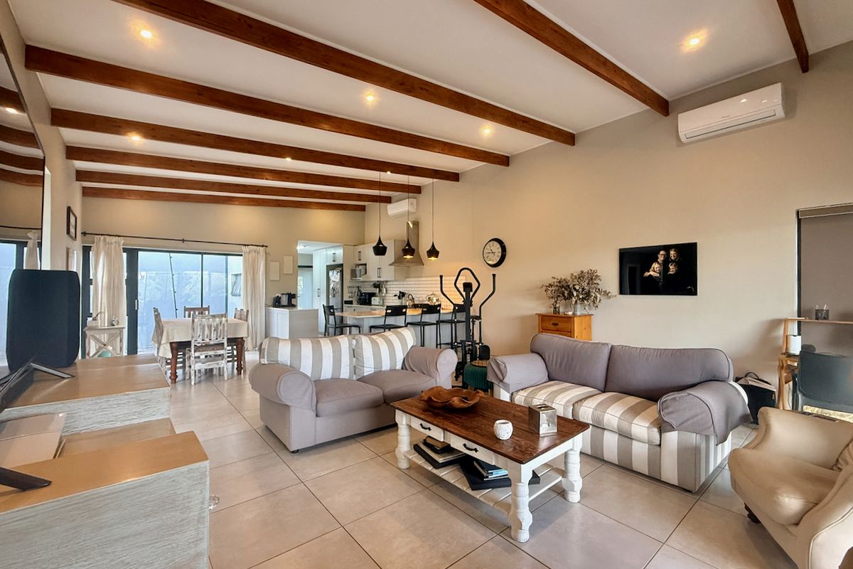 Charming Single Level Family Home in Palm Lakes Estate - Photo 3