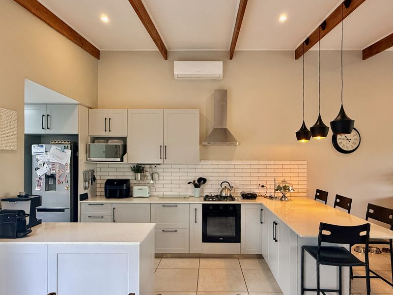 Charming Single Level Family Home in Palm Lakes Estate - Photo 6