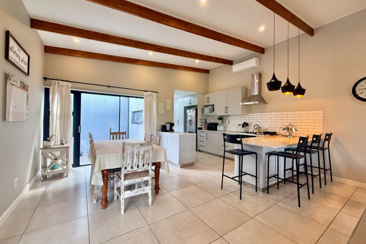 Charming Single Level Family Home in Palm Lakes Estate - Photo 5