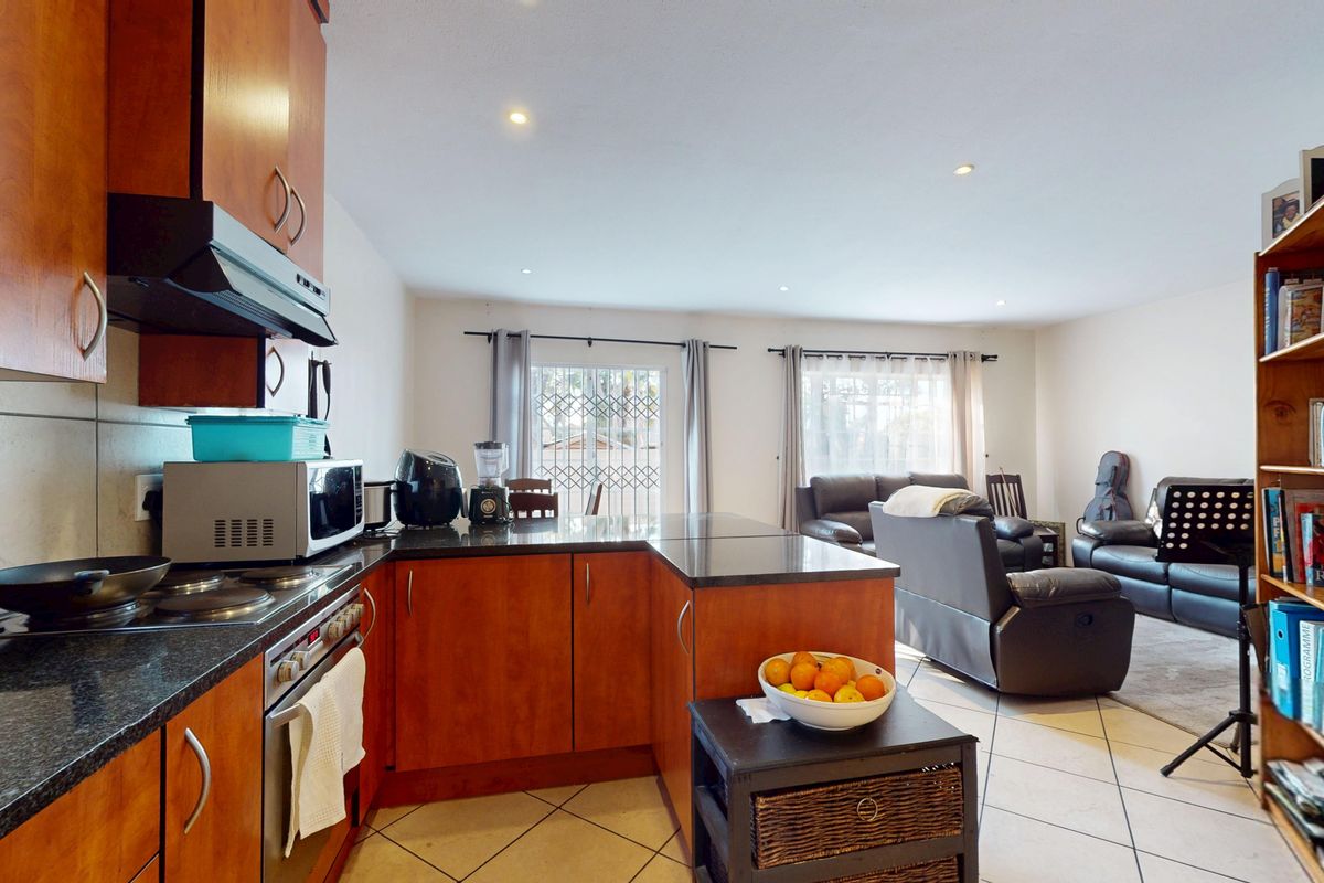 Light, Bright, and Spacious 3-Bedroom Double-Storey Townhouse in Eveleigh - Photo 4