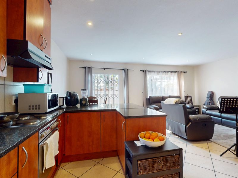 Light, Bright, and Spacious 3-Bedroom Double-Storey Townhouse in Eveleigh - Photo 4