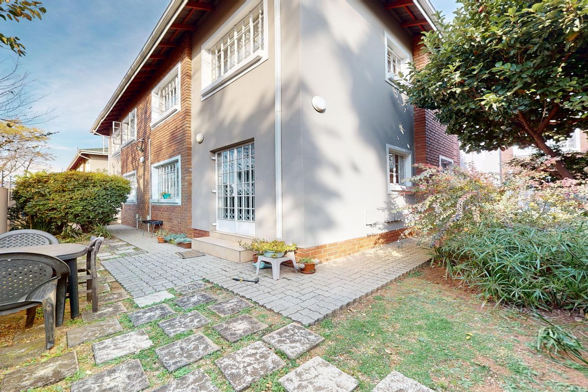 Light, Bright, and Spacious 3-Bedroom Double-Storey Townhouse in Eveleigh - Photo 2