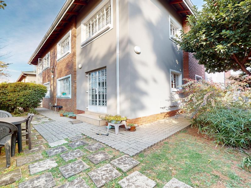 Light, Bright, and Spacious 3-Bedroom Double-Storey Townhouse in Eveleigh - Photo 2