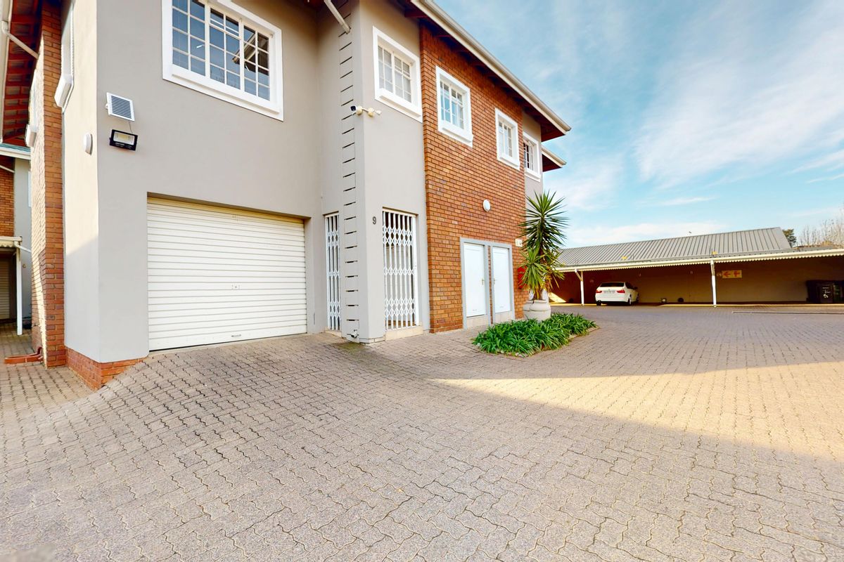 Light, Bright, and Spacious 3-Bedroom Double-Storey Townhouse in Eveleigh - Photo 3